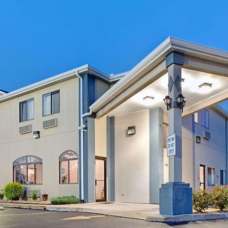 Travelodge By Wyndham St. Louis Berkeley Экстерьер фото