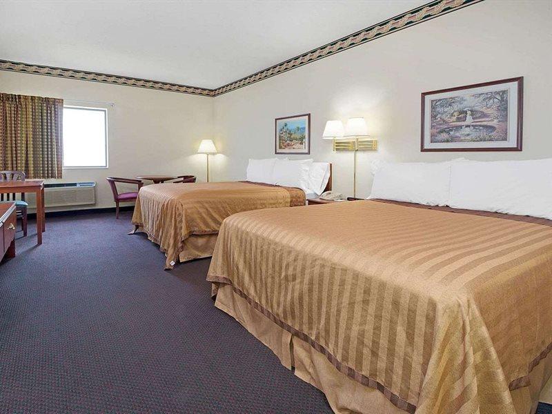 Travelodge By Wyndham St. Louis Berkeley Экстерьер фото