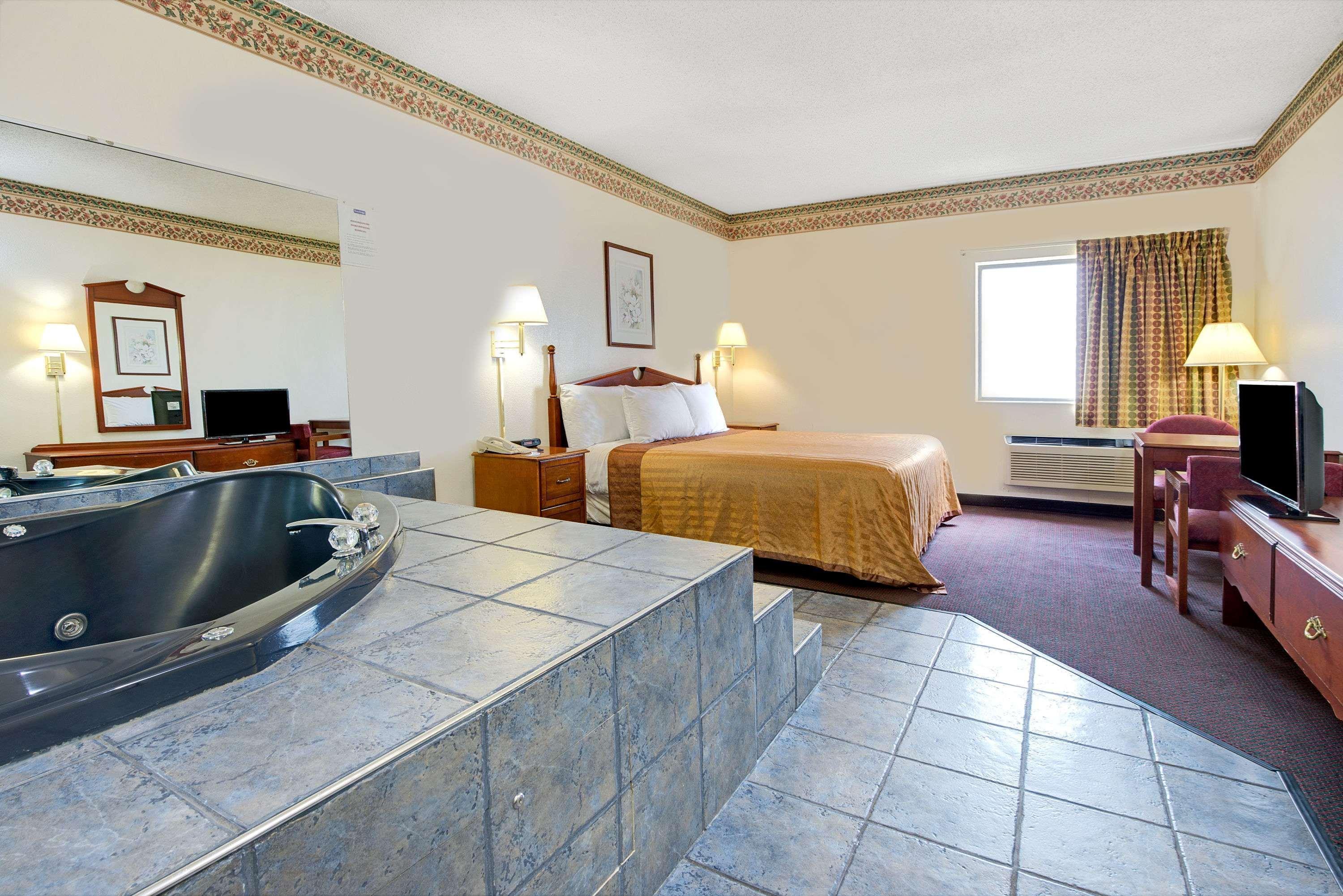 Travelodge By Wyndham St. Louis Berkeley Экстерьер фото