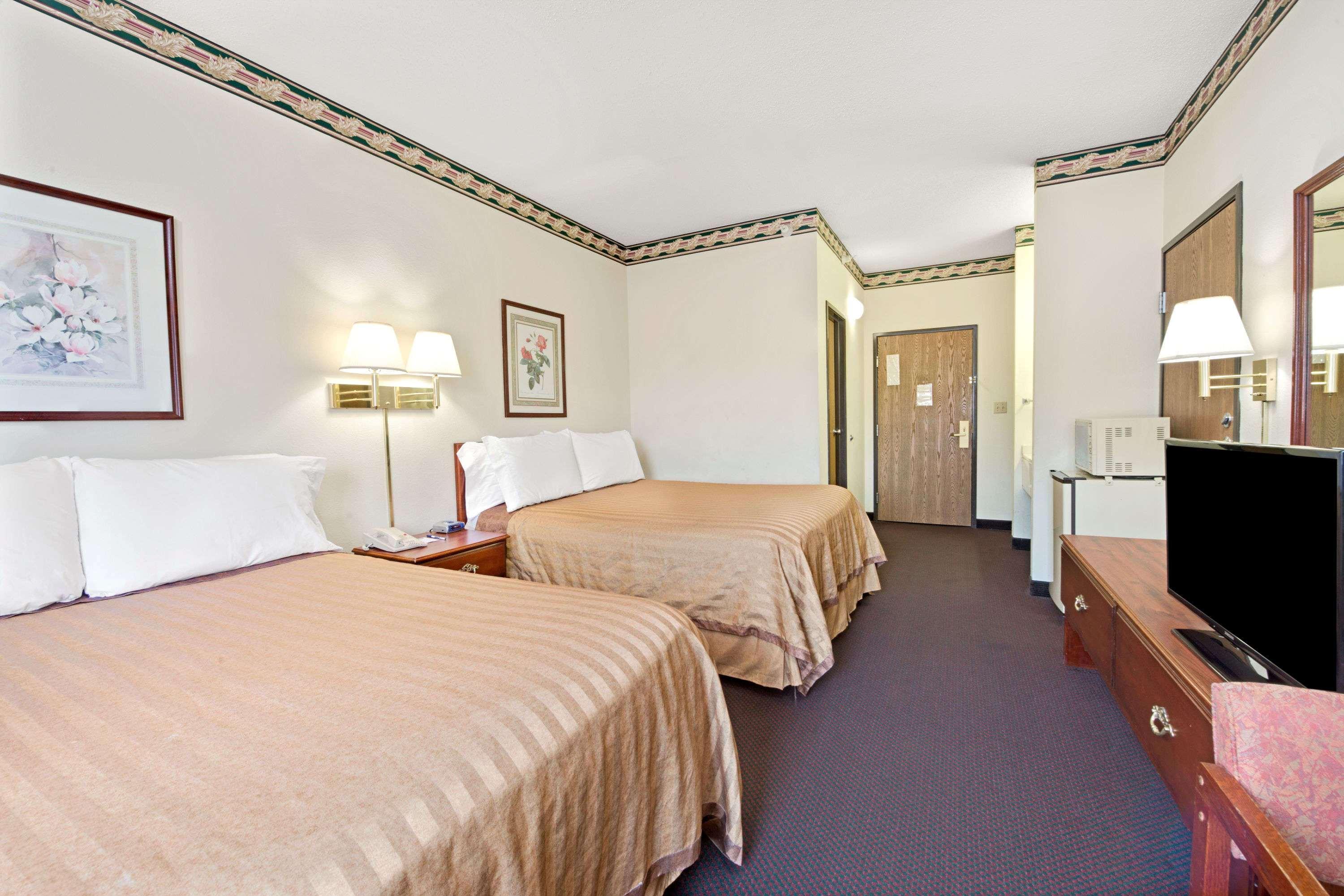 Travelodge By Wyndham St. Louis Berkeley Экстерьер фото