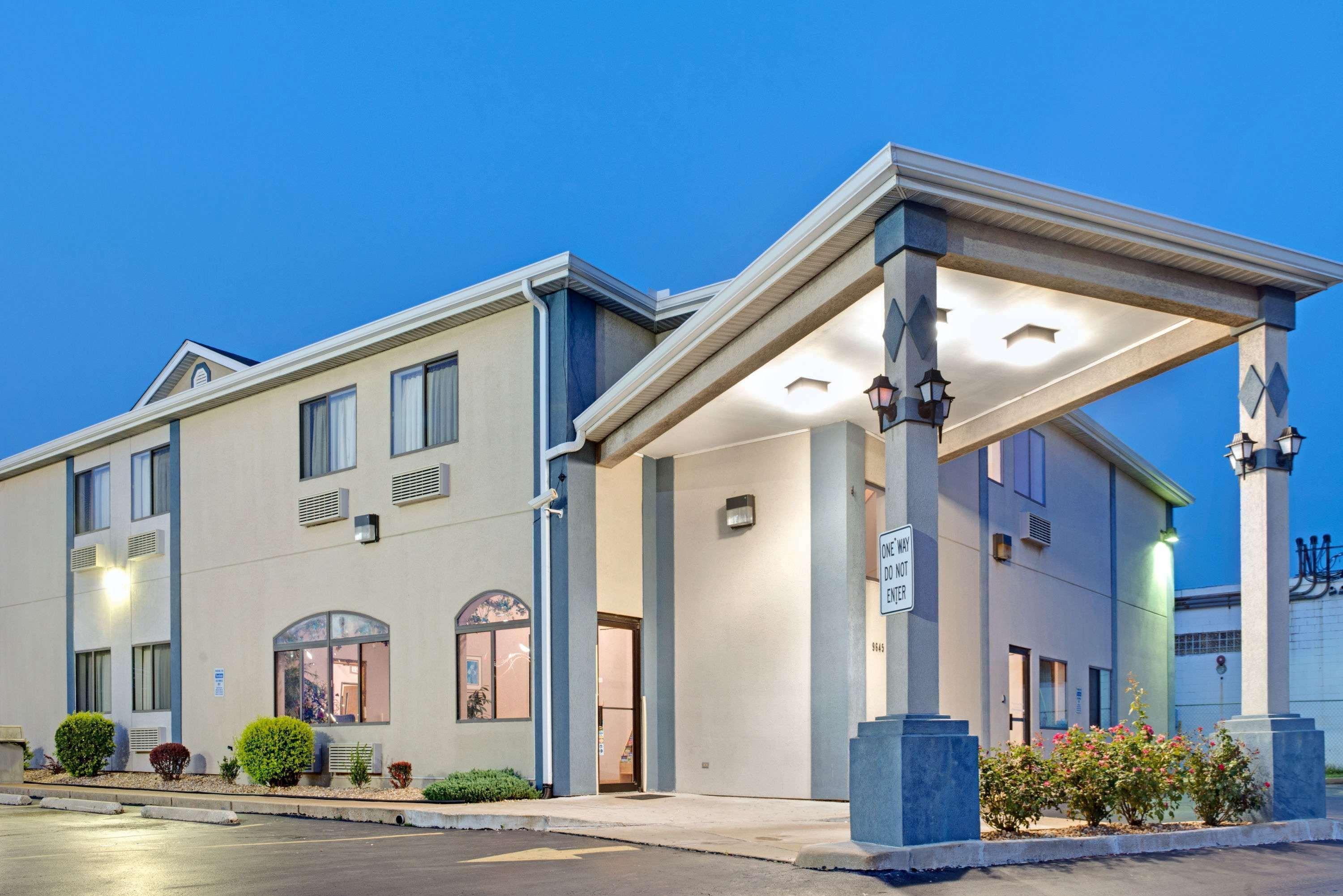 Travelodge By Wyndham St. Louis Berkeley Экстерьер фото