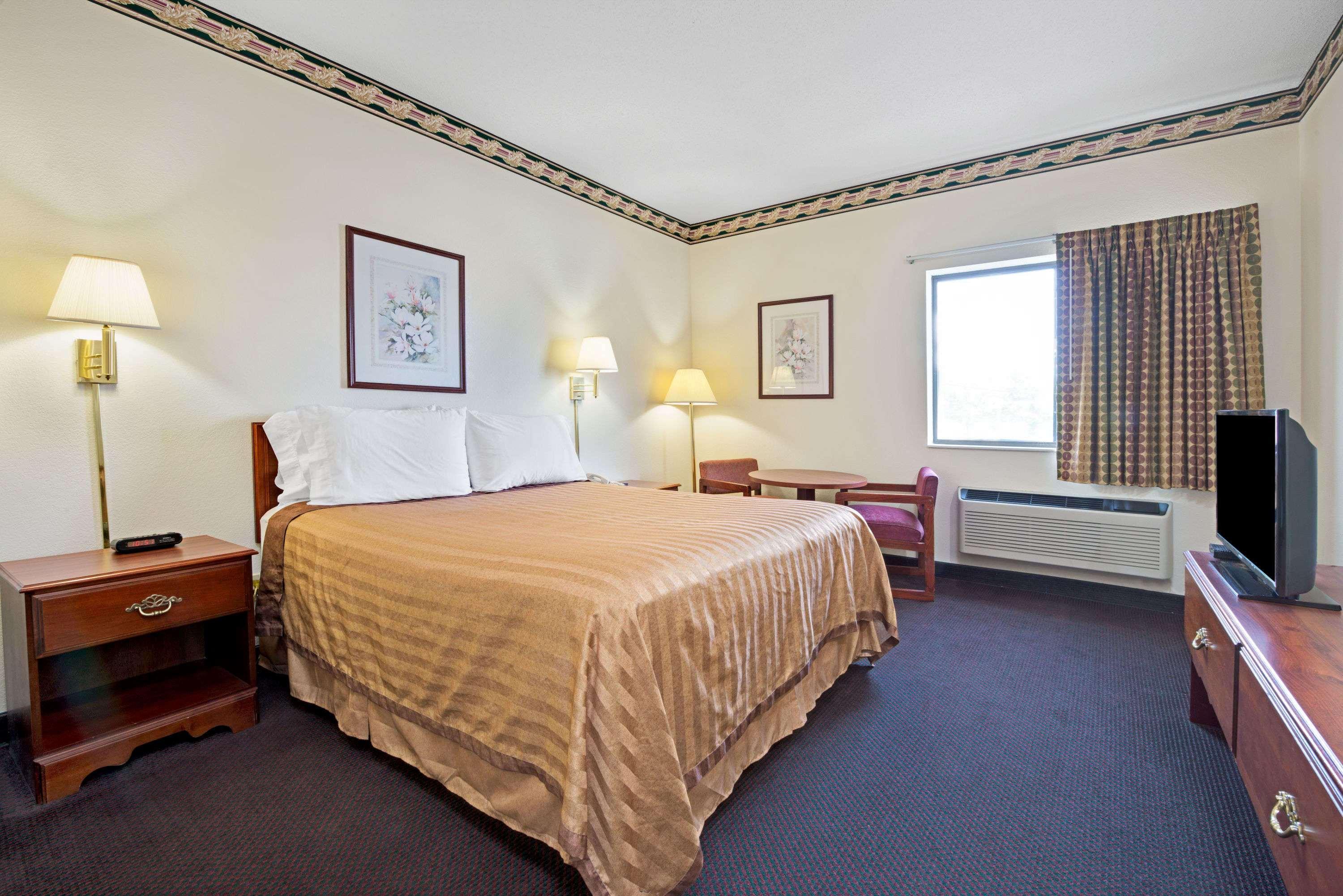 Travelodge By Wyndham St. Louis Berkeley Экстерьер фото