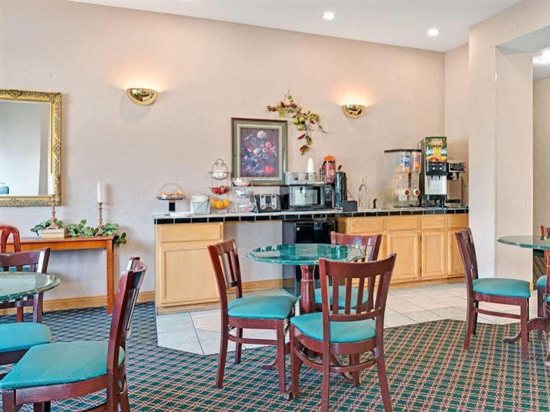 Travelodge By Wyndham St. Louis Berkeley Экстерьер фото