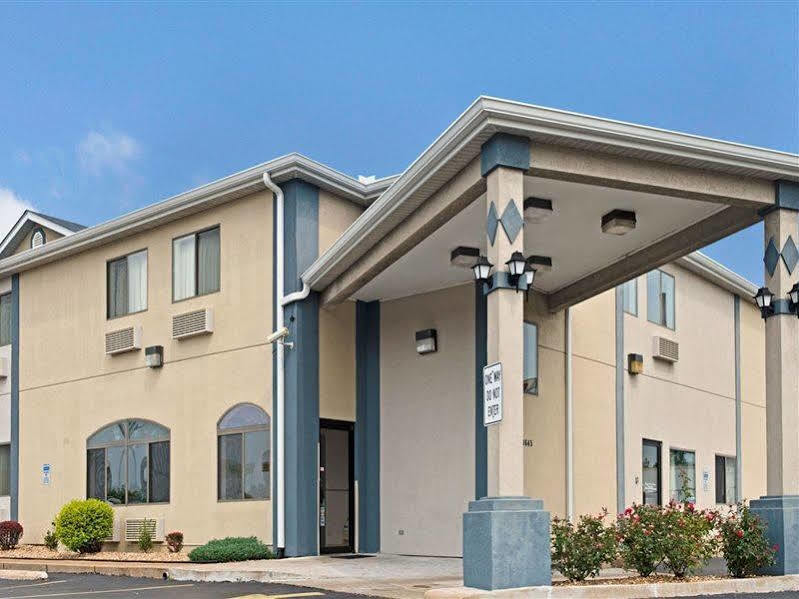 Travelodge By Wyndham St. Louis Berkeley Экстерьер фото
