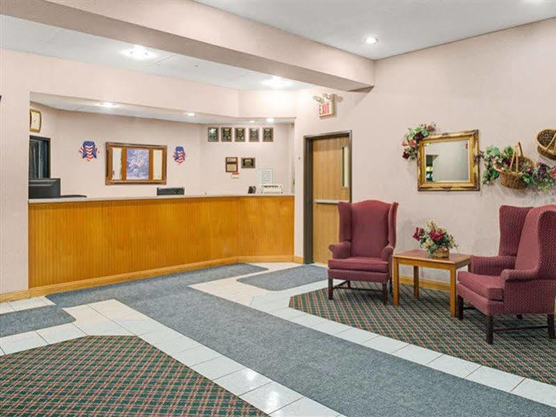 Travelodge By Wyndham St. Louis Berkeley Экстерьер фото