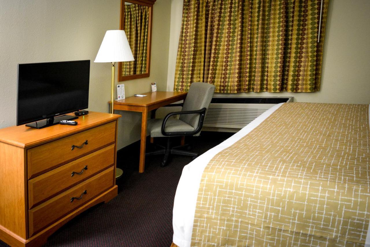Travelodge By Wyndham St. Louis Berkeley Экстерьер фото